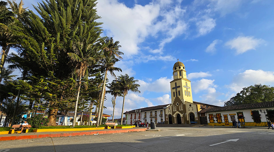 Parroquia Nuestra Señora del Carmen a la derecha, en la Plaza de Bolívar, un imprescindible que ver en Salento