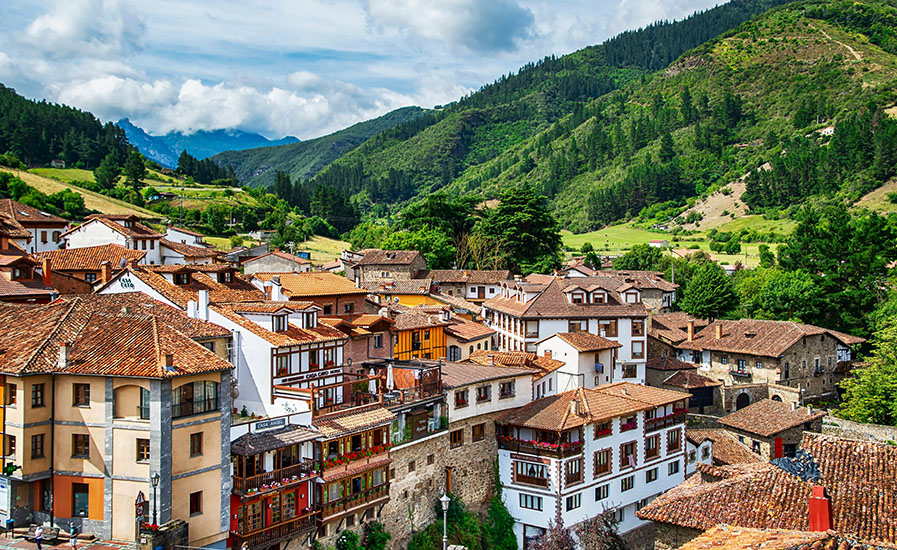 Vistas del centro histórico de Potes, uno de los destinos con más encanto que ver en Cantabria