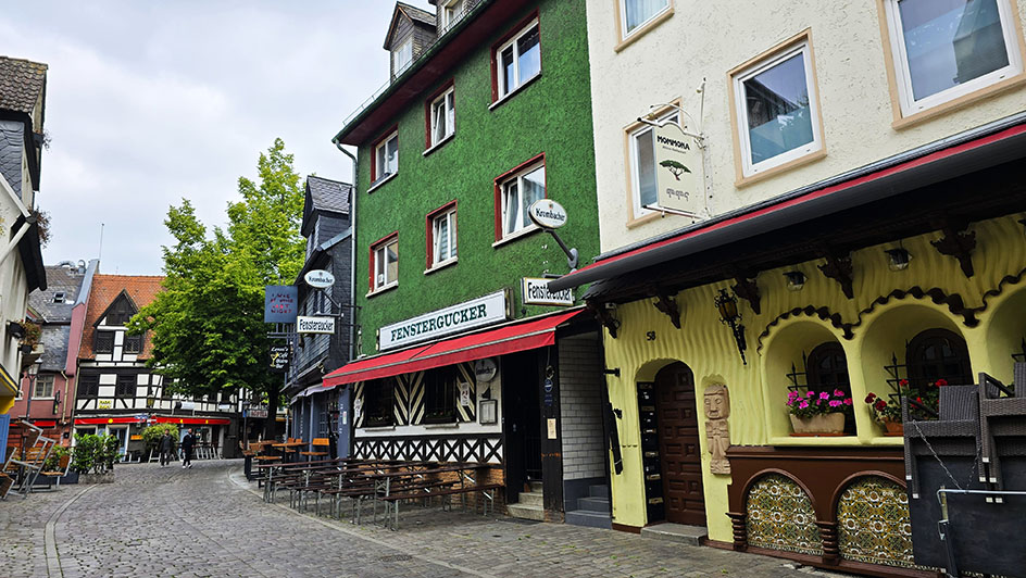 Pubs en el Barrio Sachsenhausen, uno de los mejores barrios que ver en Frankfurt