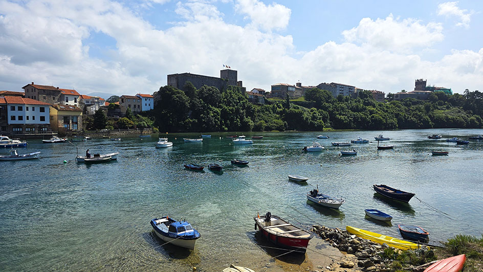 Barcas frente al casco antiguo de San Vicente de la Barquera - Qué ver en Cantabria