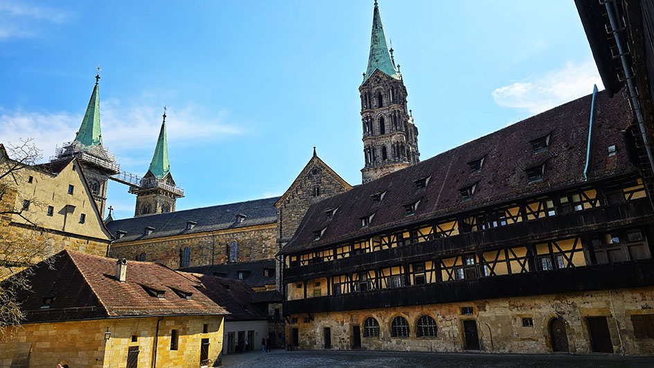Alte Holtung con edificio de entramado de madera y al fondo las torres de la Catedral de Bamberg - Qué ver en Bamberg