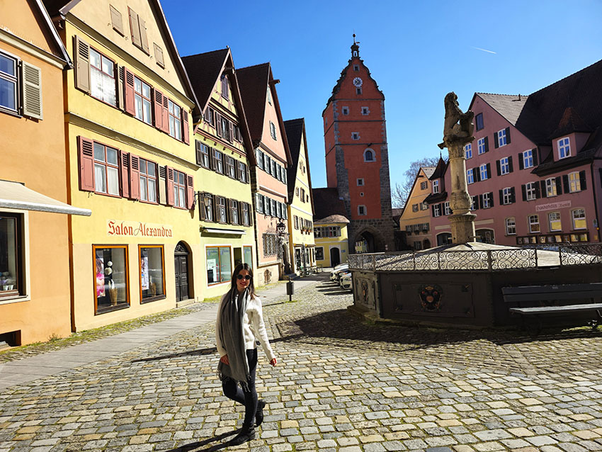 Frente a Altesrathausplatz, la plaza más bonita que ver en Dinkelsbühl