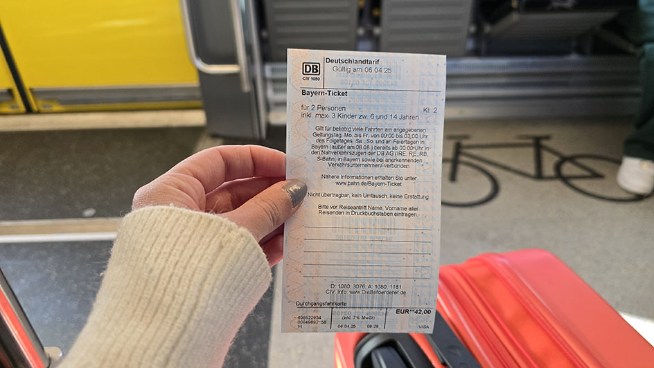 En el tren sujetando la Bayern Ticket junto con mi maleta - Guía de Múnich para viajar por libre