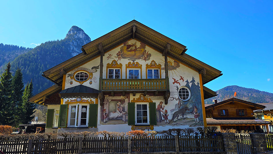 Fachada del cuento de caperucita roja en Oberammergau, uno de los pueblos más pintorescos que ver en Baviera