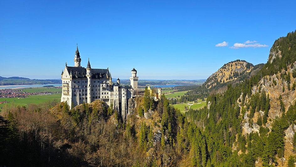 Castillo del Rey loco entre la vegetación de los Alpes Bávaros - qué ver en Baviera