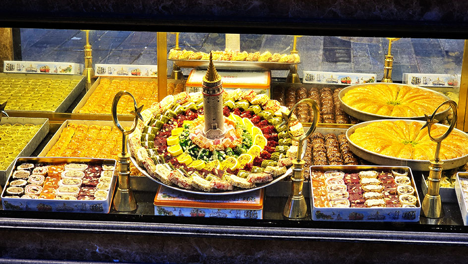 Qué comer en Turquía: escaparate con los dulces típicos
