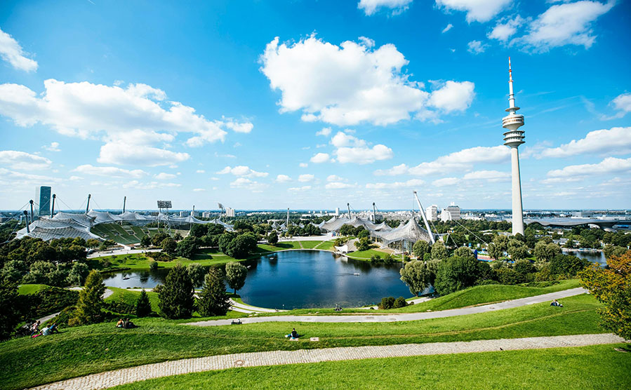 Qué ver en Múnich en 3 o 4 días - Olympiapark con su torre a la derecha y el lago enfrente