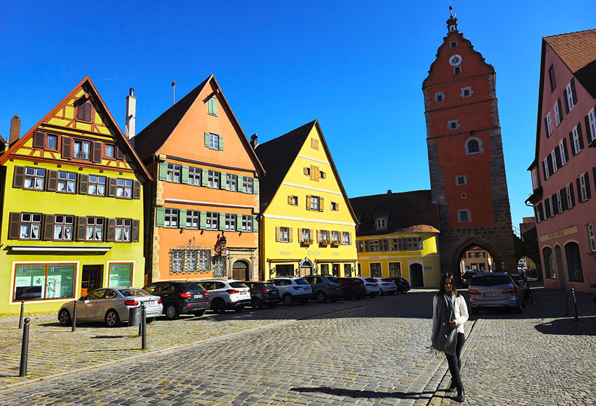 Casitas de colores junto a Wörnitztor, una de las puertas más bonitas que ver en Dinkelsbühl
