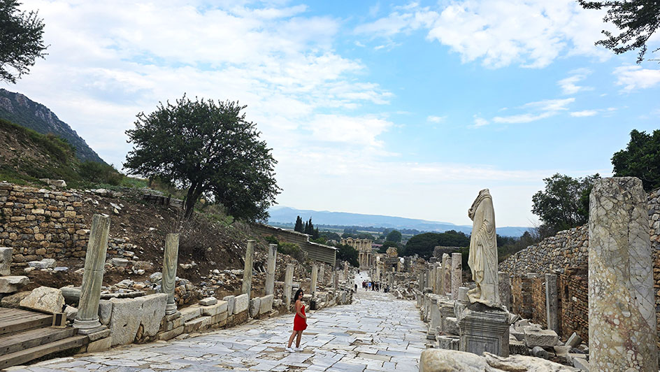 Columnas a los lados y la biblioteca de celso al fondo en la Calle de los Curetes - cómo visitar Éfeso