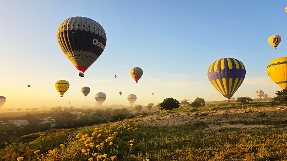 Globos aerostáticos sobrevolando capadocia - Qué ver en Capadocia