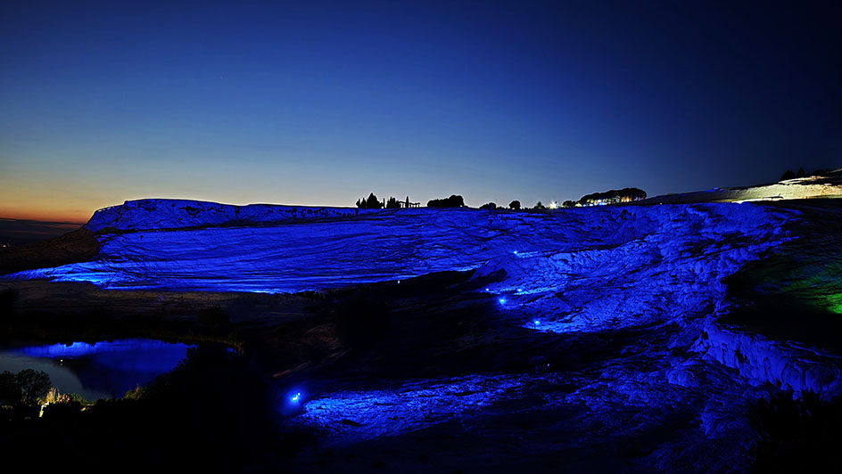 Iluminación azul en Pamukkale - Cómo visitar Pamukkale