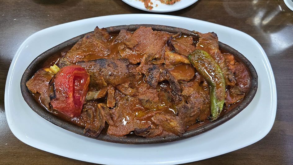 Plato de Iskender en Saray Kebab, uno de los mejores lugares donde comer en Estambul a buen precio