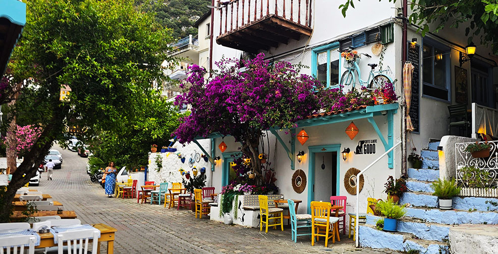 Restaurante con buganvillas y sillas de colores en el coqueto pueblo de Kaş - Qué ver en la Costa Turquesa