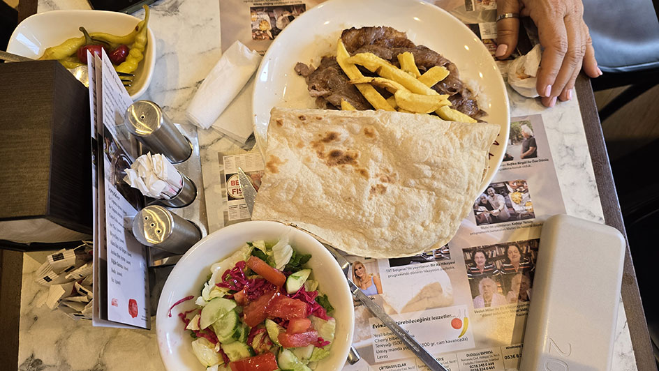 Kebab con patatas y cubierto de pan con una ensalada de acompañamiento en Metet, uno de los mejores restaurantes donde comer en Estambul