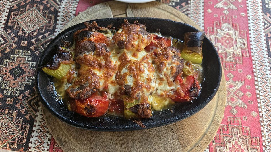 Plato de Köfte con pimientos, tomates y gratinado de queso - Wué comer en Turquía