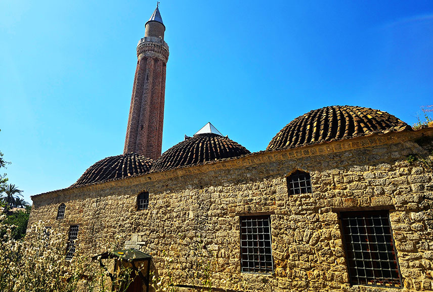 Mezquita Yivli Minare, un imprescindible que ver en Antalya