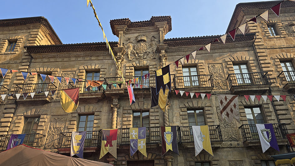 Banderas medievales frente al Palacio Camposagrado, uno de los edificios más bonito que ver en Avilés
