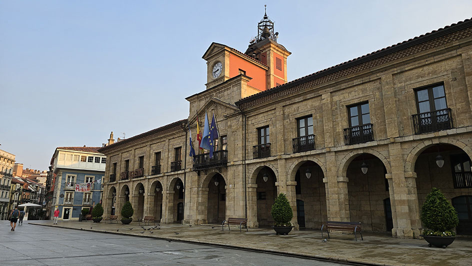 Ayuntamiento de Avilés en la Plaza de España - Qué ver en Avilés