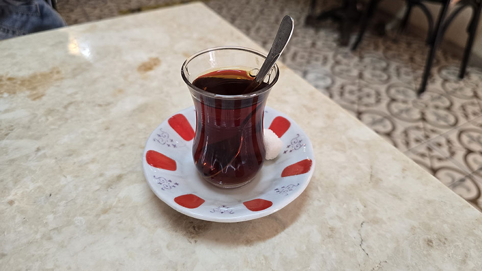 Vaso de Té turco sobre un platito - qué comer en Turquía