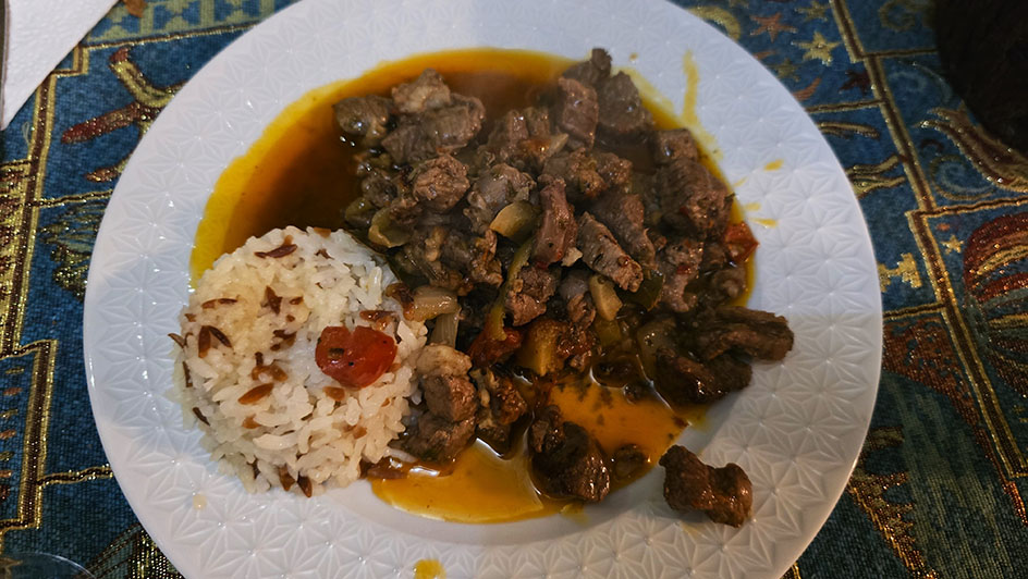 Plato de guido de carne con arroz llamado Testi kebab - Qué comer en Turquía