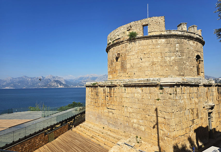 Torre Hidirlik frente al mar Mediterráneo - Qué ver en Antalya