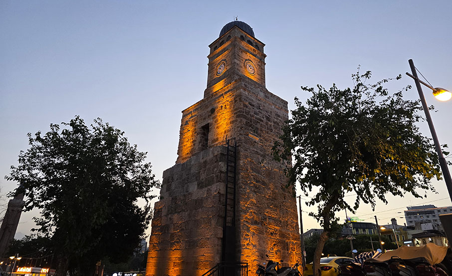 Torre del Reloj iluminada - Qué ver en Antalya