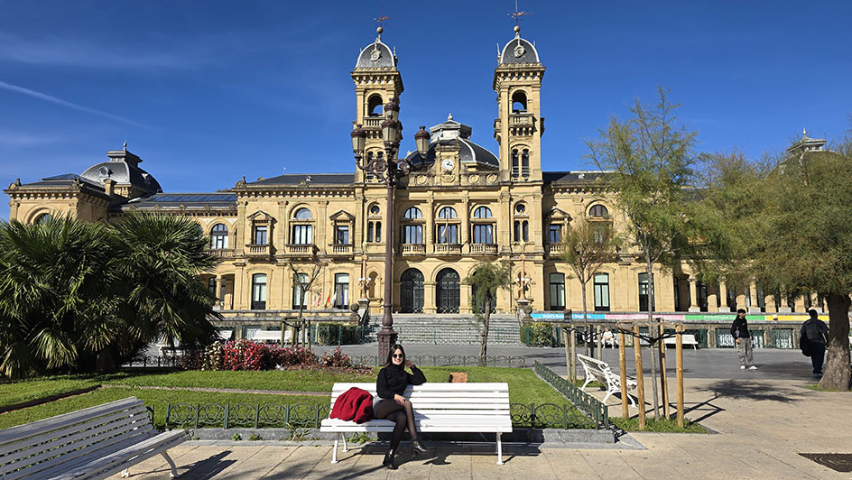 Sentada frente al Ayuntamiento, uno de los edificios más bonitos que ver en San Sebastián