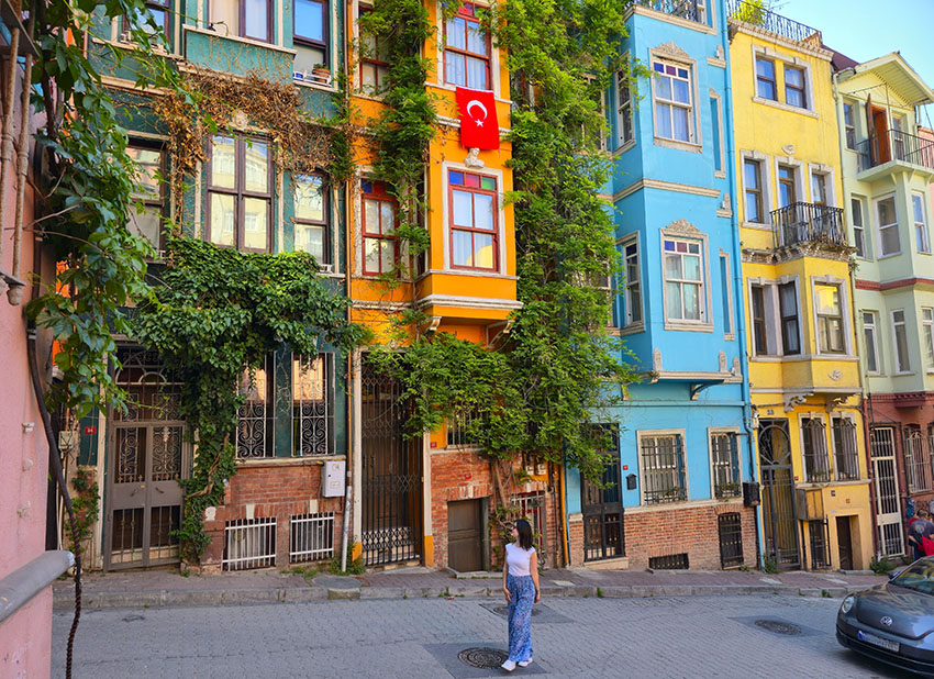 Frente a las coloridas casas del Barrio de Balat - Los mejores tours en Estambul