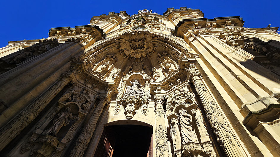 Pórtico de la Basílica de Santa María del Coro, un imprescindible que ver en San Sebastián