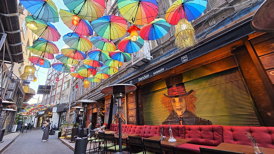 Paraguas de colores sobre una de las calles de Karaköy, uno de los mejores barrios donde comer en Estambul