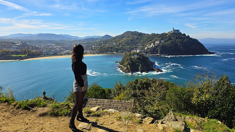 Vistas de la Isla de Santa Clara desde el Monte Urgull, una de las mejores cosas que ver en San Sebastián