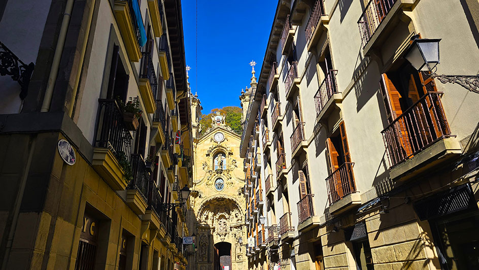 Calle de la Parte Vieja con una iglesia al fondo - Qué ver en San Sebastián