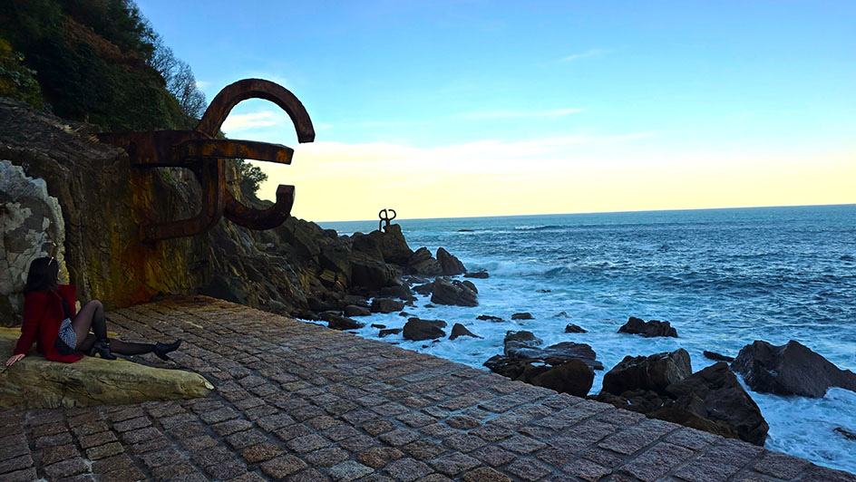 Qué ver en San Sebastián (Donostia): Sentada en una roca frente al Peine del Viento y el mar Cantábrico