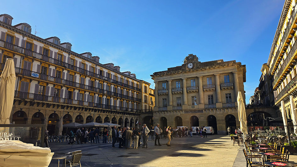 Antiguo Ayuntamiento y soportales en la bonita Plaza de la Constitución - Qué ver en San Sebastián