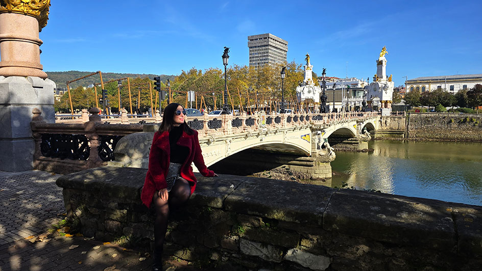 Sentada frente al precioso puente de María Cristina - Qué ver en San Sebastián