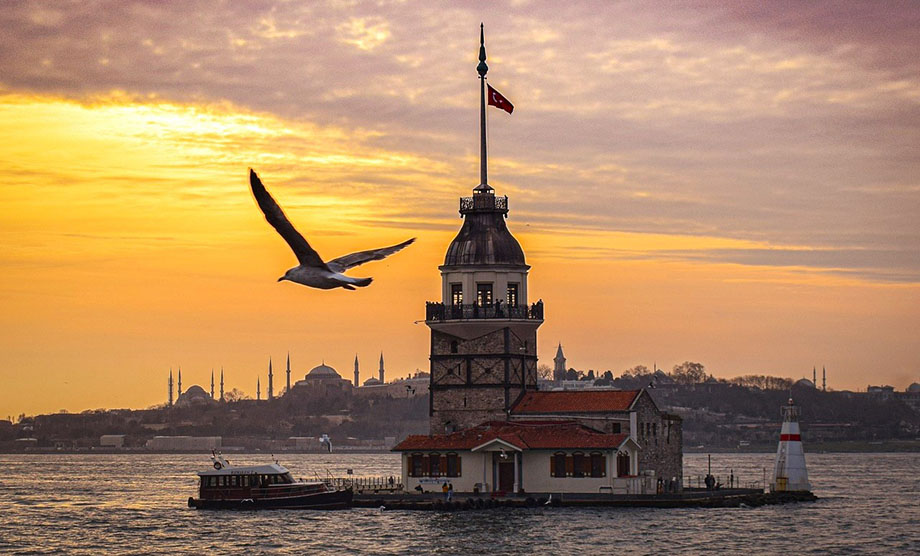 Gaviota sobrevolando la Torre de la Doncella al atardecer - Qué ver en Estambul