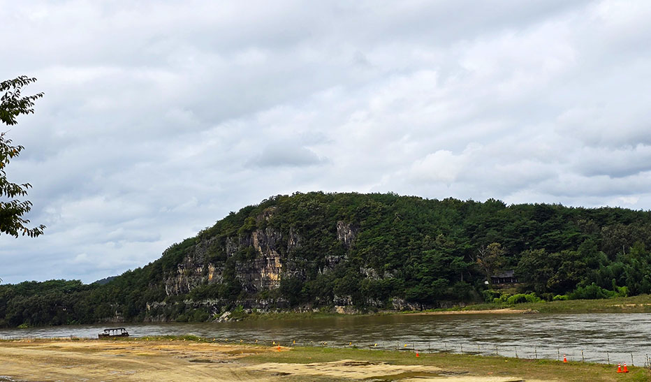 Acantilado Buyongdae con el río - visitar la aldea tradicional de Hahoe