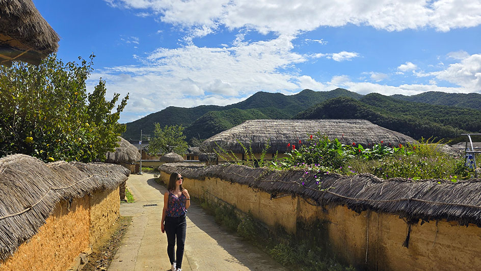Caminando por las calles de Hahoe con los montes verdes de fondo - Visitar la Aldea Tradicional de Hahoe