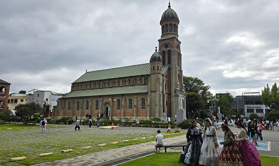 Coreanas vestidas con hanbok frente a la Catedral de Jeondong - Qué ver en Jeonju