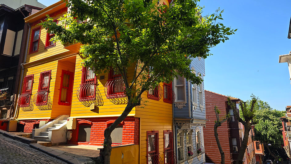 Casa colorida en tono amarillo en Üsküdar, un precioso distrito donde alojarse en Estambul