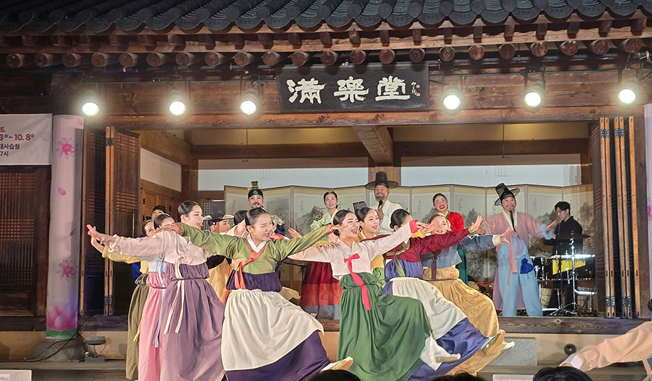 Muchas mujeres vestidas con el traje tradicional en un teatro - Espectáculos durante el Chuseok en Corea del Sur