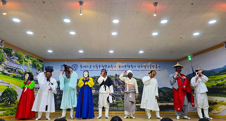 Representación de la tradicional danza de máscaras en Hahoe - Ruta por Corea del Sur