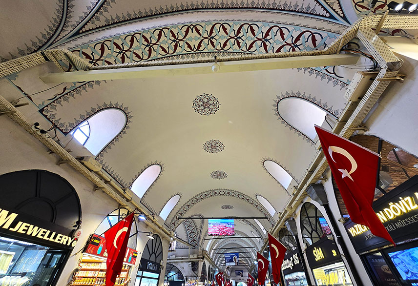 Interior del Gran Bazar con banderas turcas - Qué ver en Estambul
