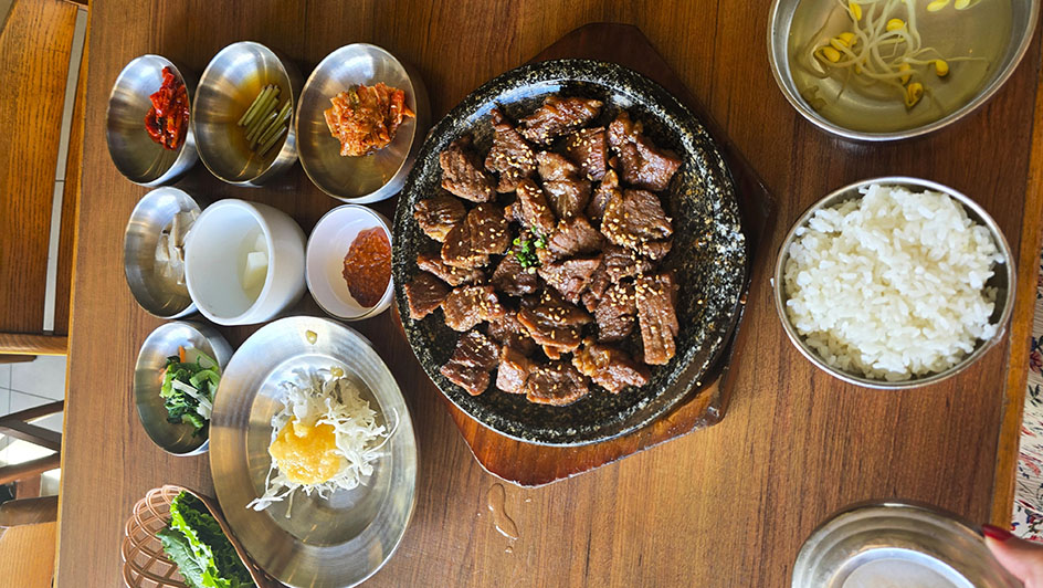 Plato de bulgogi con entrantes en Gyodong Grilled Short Ribs - Dónde comer en Jeonju