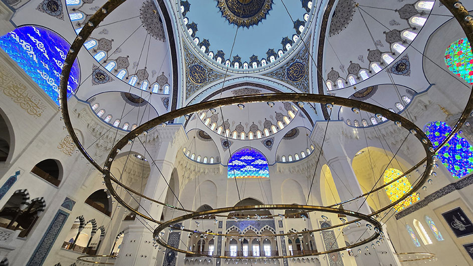 El interior de la Gran Mezquita de Çamilca - Las mezquitas más bonitas de Estambul