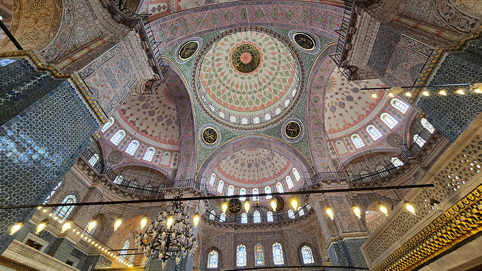 La impresionante decoración de la Mezquita Nueva, una de las mezquitas más bonitas de Estambul