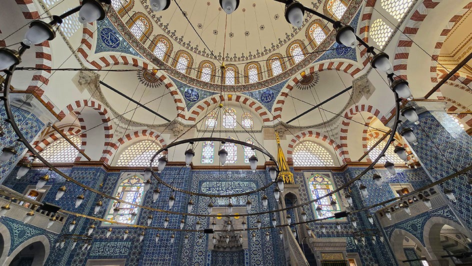 Azulejos azules en el interior de la Mezquita Rustem Pasha, una de las mezquitas más bonitas de Estambul