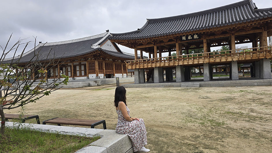 Sentada frente a los edificios del Jeolla Gamyoung - Qué ver en Jeonju