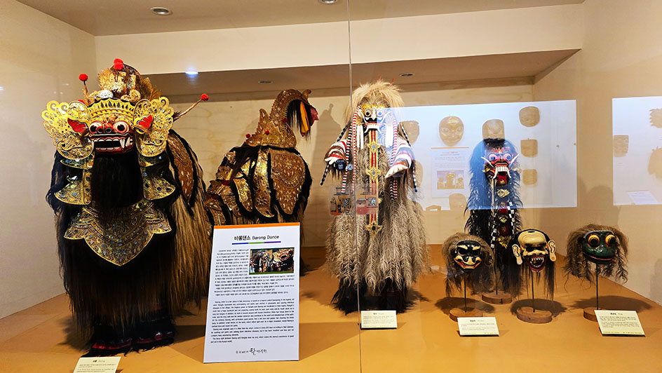 Representación de máscaras en el Museo de Máscaras de Hahoe - visitar la aldea tradicional de hahoe