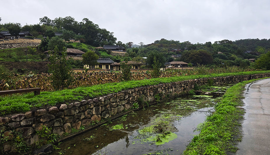 Riachuelo frente a las casas en la Aldea Tradicional de Yangdong